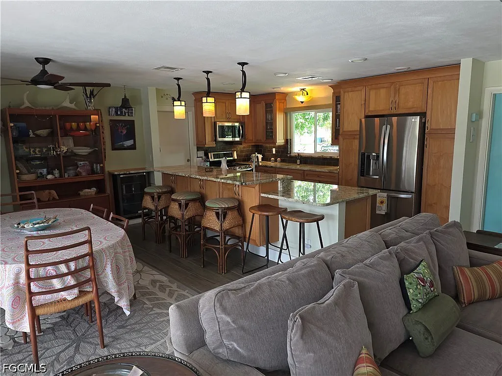 3 bed, 2.0 bath, 1370 sqft, $4,750 — Photo 4