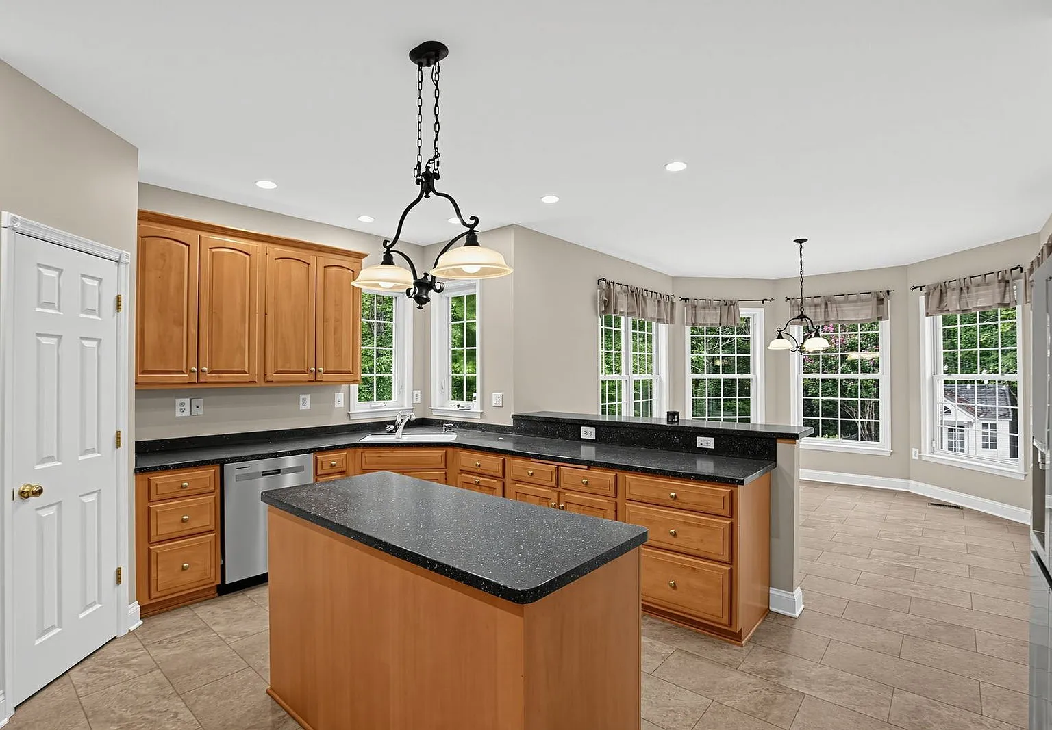 4 bed, 4.5 bath, 4700 sqft, $4,500 — Photo 4