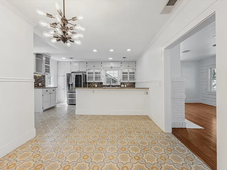 3300 Harris Park Ave — Photo 5