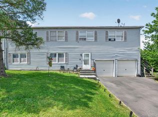 27-28 Williamsburg Dr, Newburgh, NY 12550