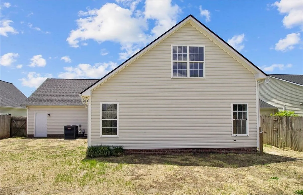 3 bed, 1643 sqft, $1,800 — Photo 1