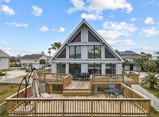 518 Paradise Dr, Tiki Island, TX 77554