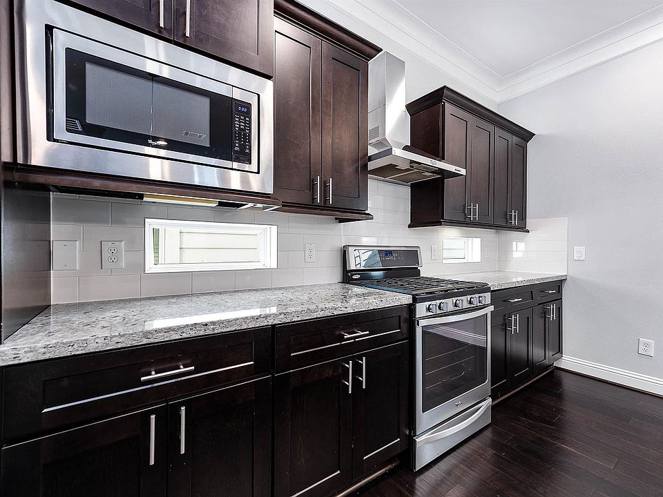 1st image of 2524 Hutchins St