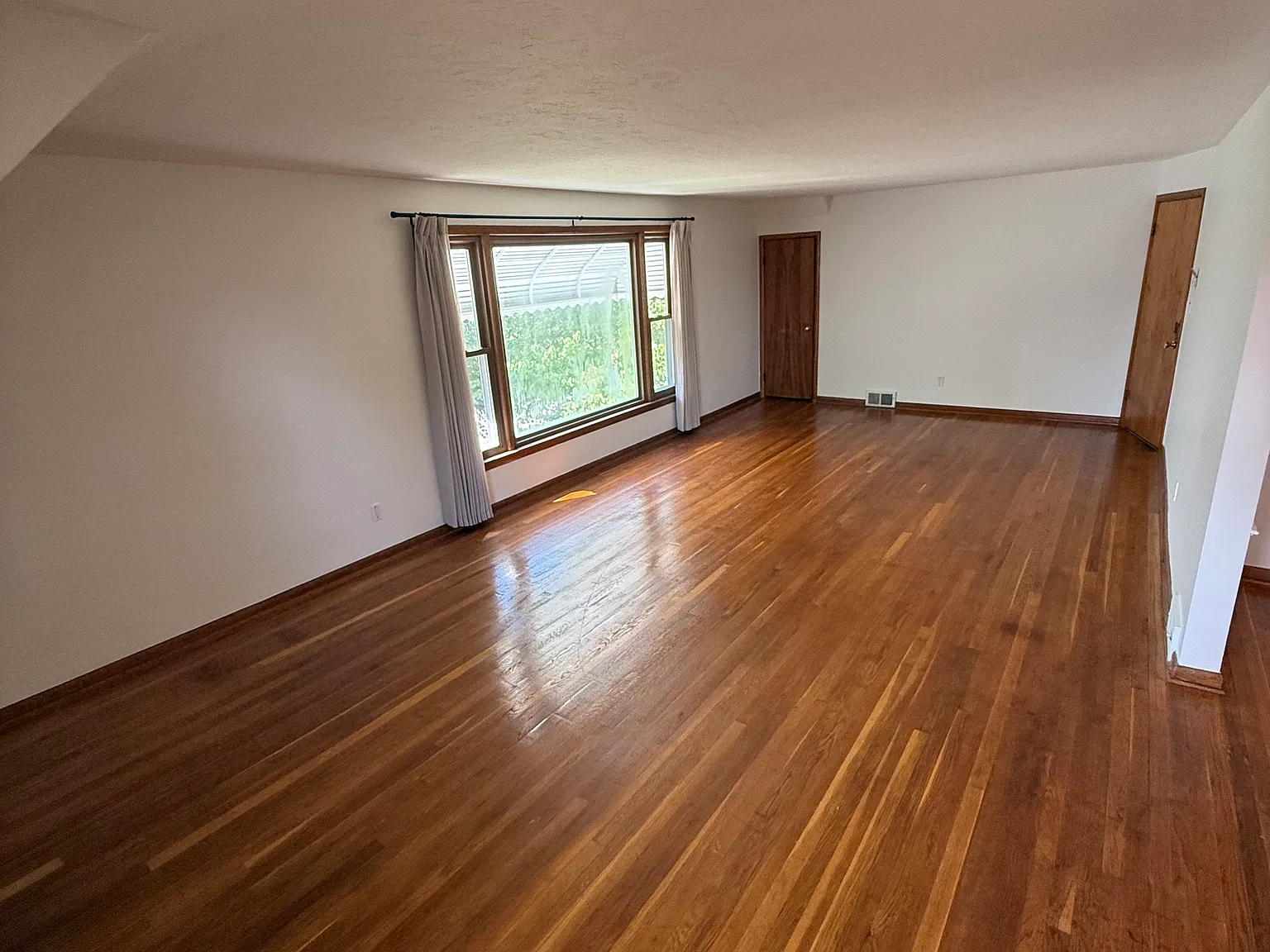 3 bed, 1.5 bath, 1600 sqft, $2,400 — Photo 4