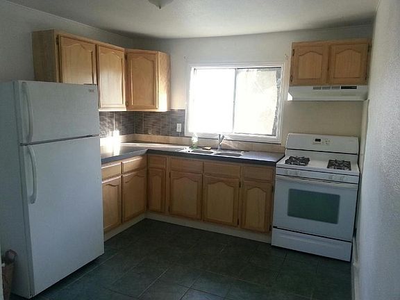 Fridge & Stove included