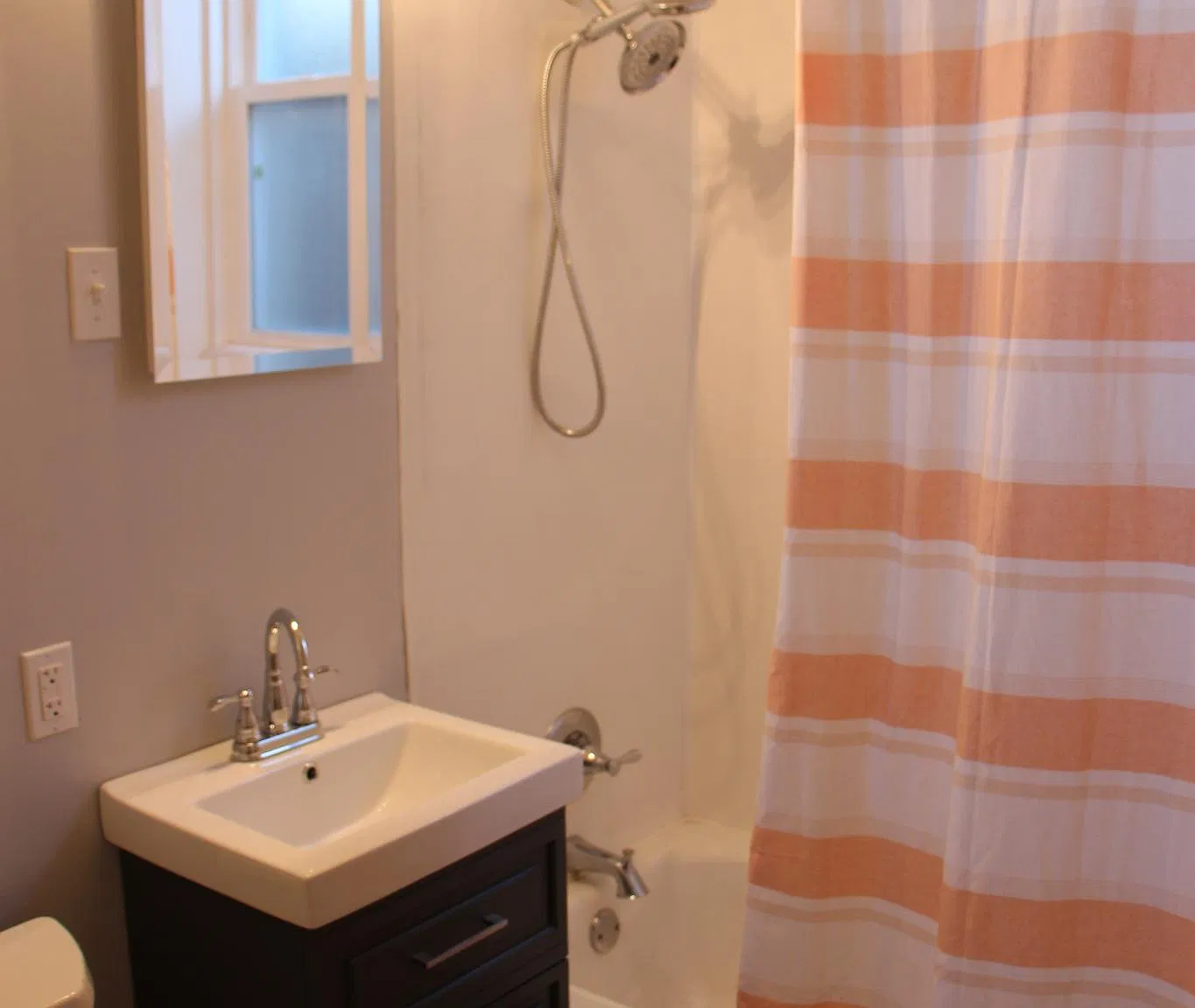 3 bed, 1300 sqft, $2,500 — Photo 2