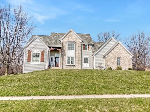 317 River Bluff CIRCLE, Oconomowoc, WI 53066