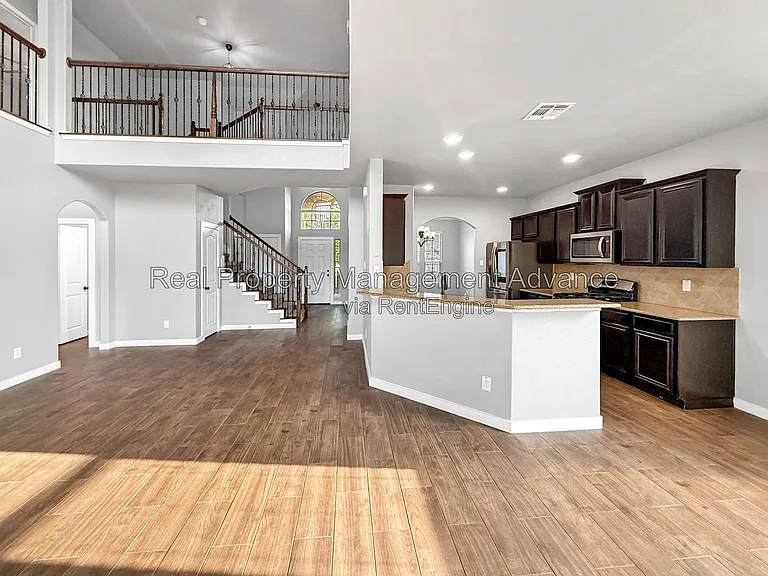 512 Winchester Dr — Photo 5