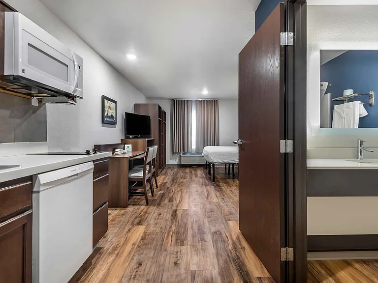 Deluxe Studio - 1 King Bed