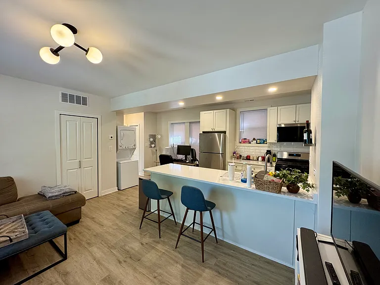 1643 W Cornelia Ave #1 — Photo 4