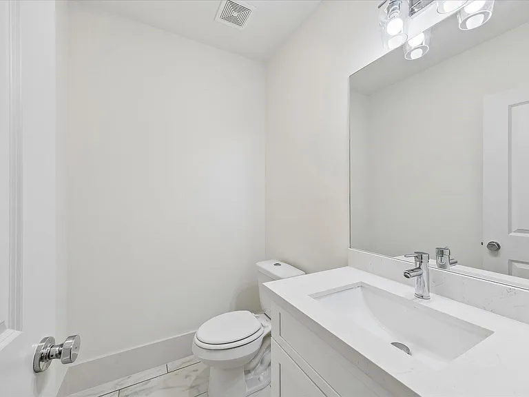1222 W 21st St — Photo 10
