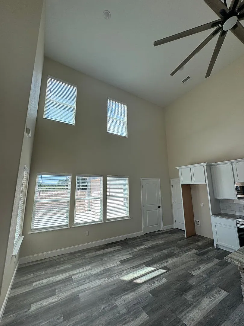 3/2/2 Modern Twostory Home In Gated Community Peaster Isd No Water Bill — Photo 3