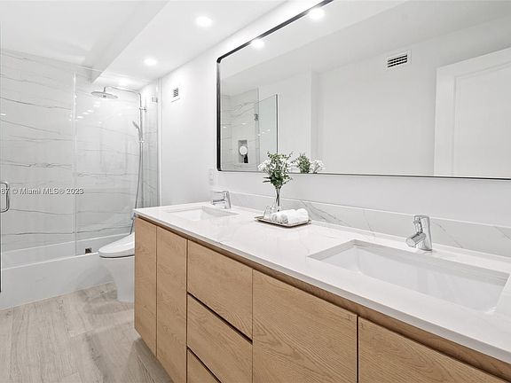 5th image of 1121 Crandon Blvd APT D304