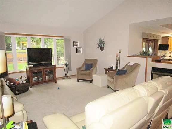 3rd image of 600 S Ridge Dr