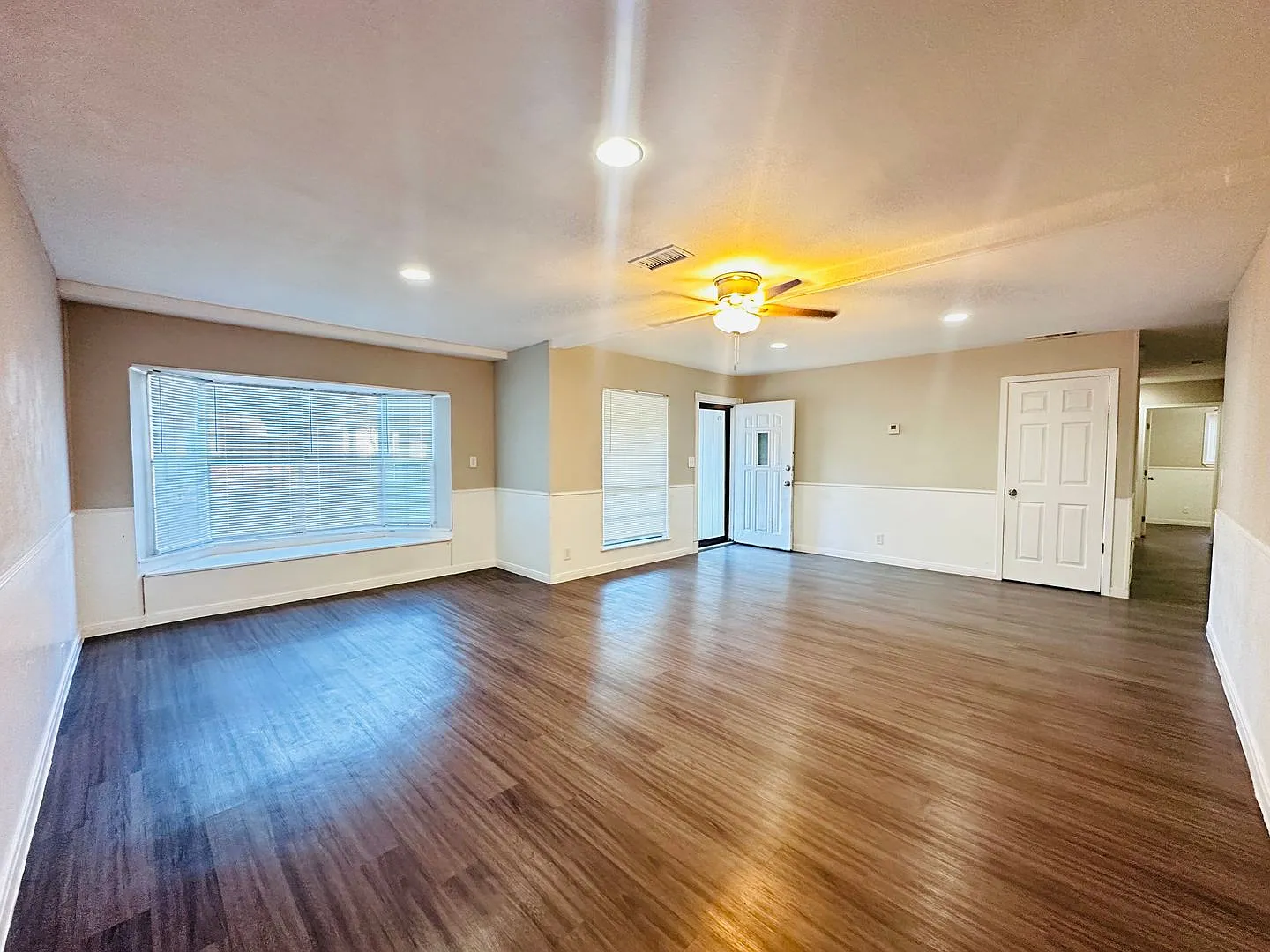 Beautifully renovated 5 bedroom, 3 bathroom home in Oak Grove! — Photo 3