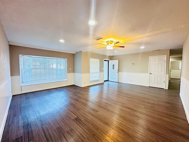 10806 Lazy Oaks Dr — Photo 3