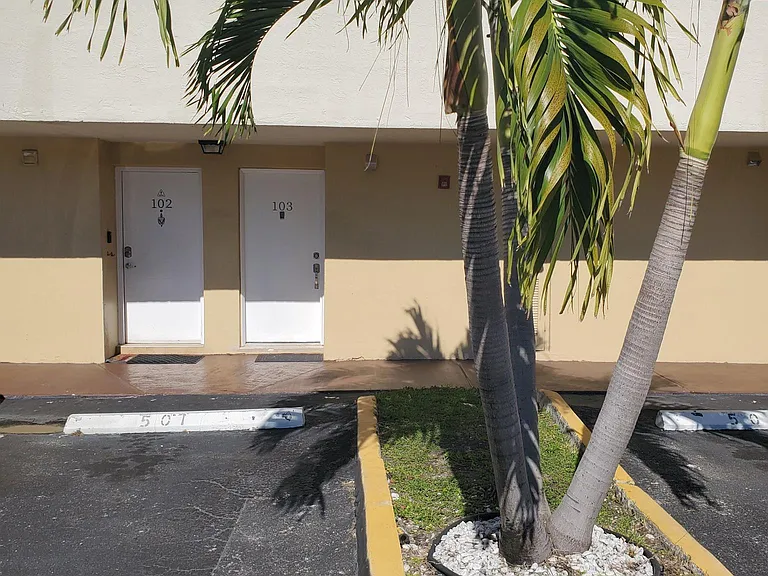 8850 Fontainebleau Blvd #103 — Photo 39