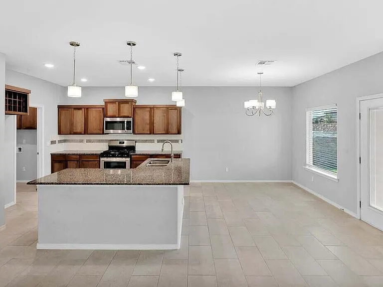 12661 Kingsbury Ave — Photo 3