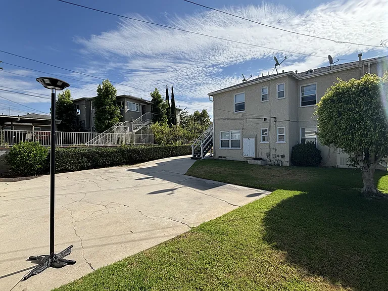 6113 S Fairfax Ave — Photo 13