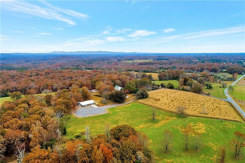 2nd image of 220 Paradise Park Rd
