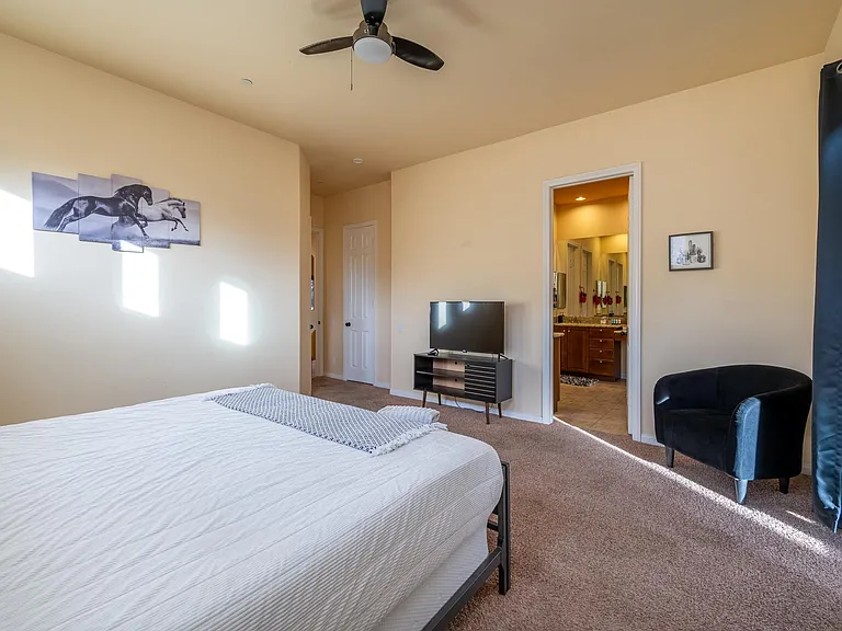4980 Surrey Ct — Photo 32