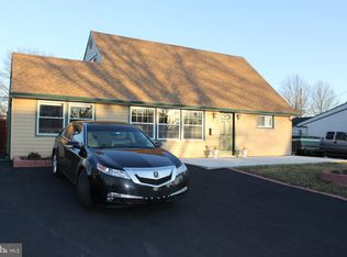 76 Ironwood Rd, Levittown, PA 19057