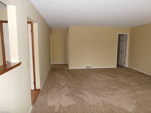 3rd image of 36247 Meadowdale Dr