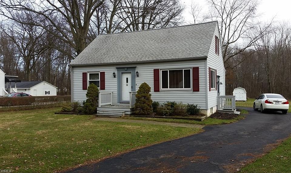 Pristine expanded cape.  Much larger than it looks!  Roof 2015, Kitchen addition 2011, Master Suite.