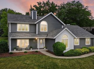 W276N2771 Trillium Ln, Pewaukee, WI 53072