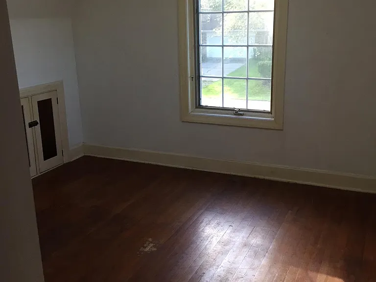 570 Fairfield St — Photo 4