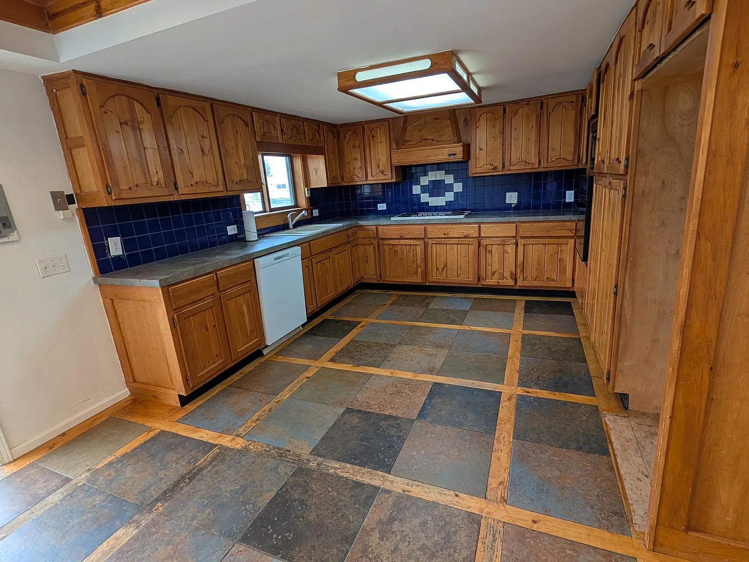 4 bed, 2046 sqft, $2,700 — Photo 2