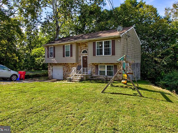 3rd image of 54 Hickory Dr