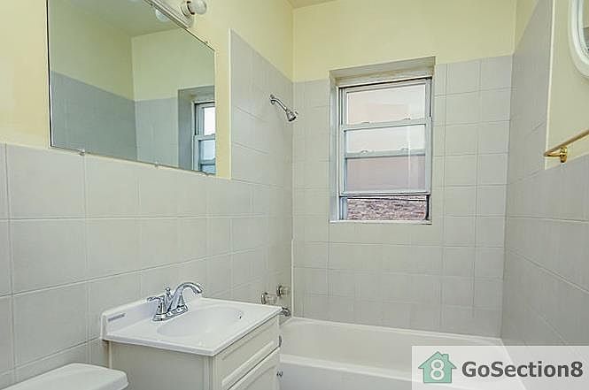 2nd image of 630 N Avers Ave