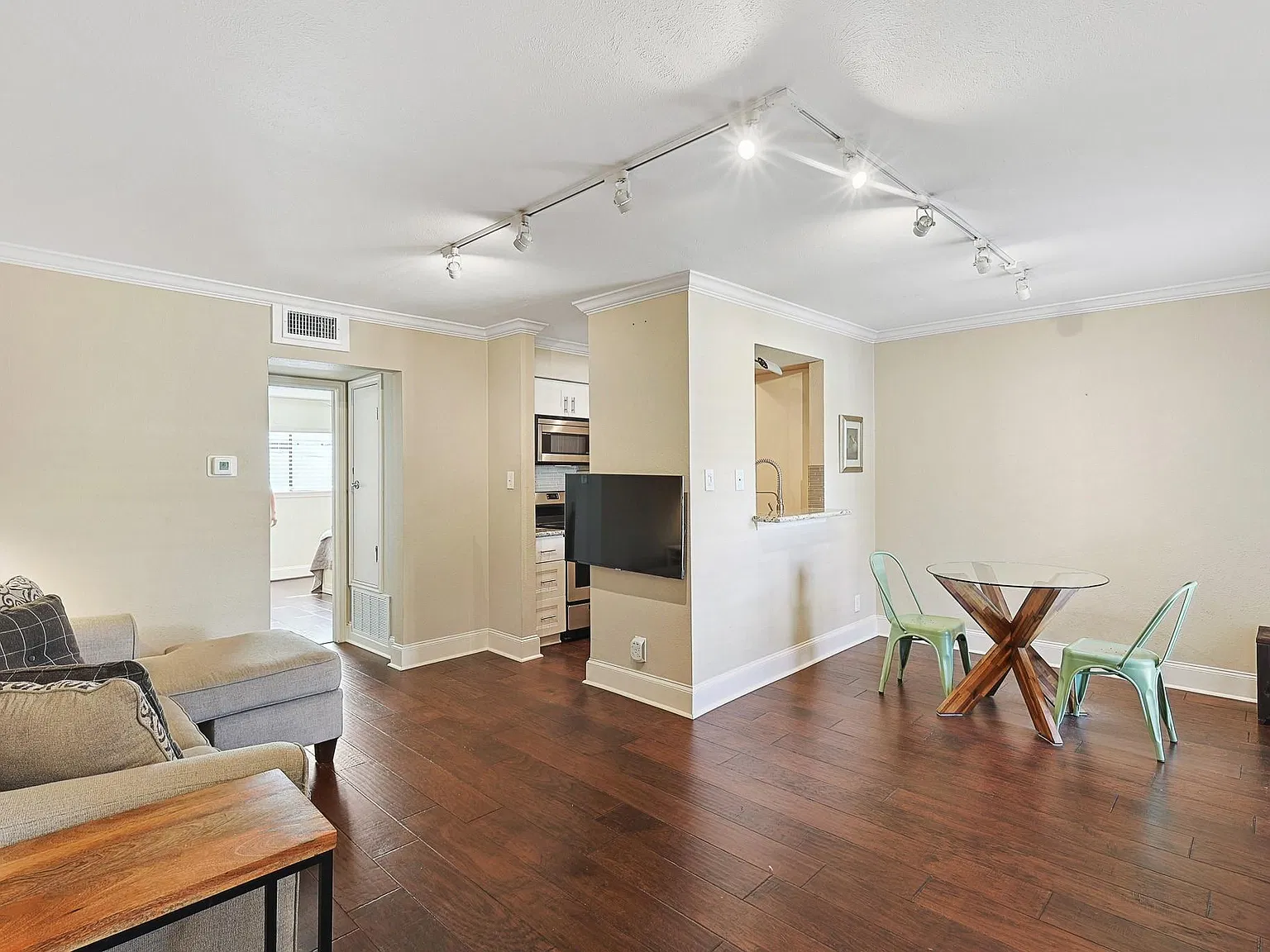 1 bed, 1.0 bath, 646 sqft, $1,600 — Photo 1