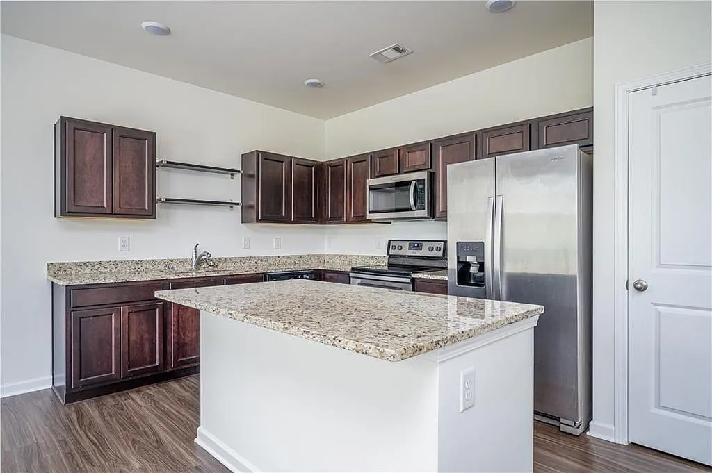 3 bed, 2.5 bath, 1496 sqft, $2,200 — Photo 4