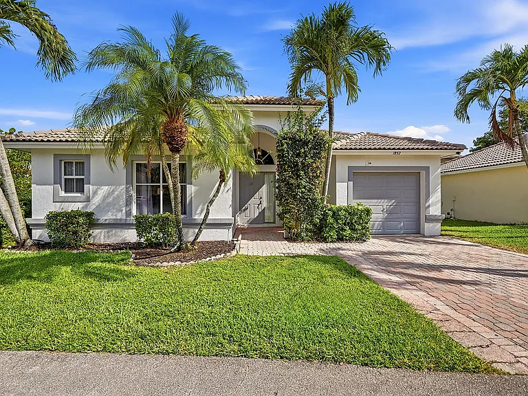 1852 Capeside Cir — Photo 2