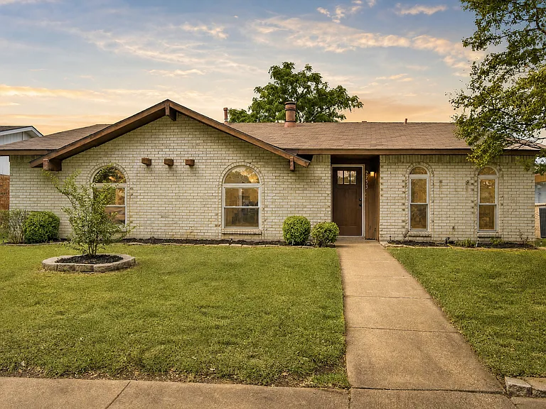 2733 Teakwood Dr — Photo 1