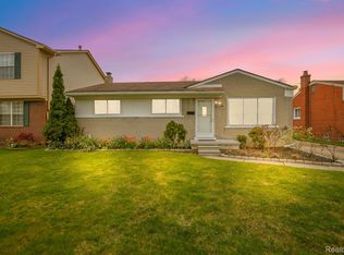 32407 Greenlawn St, Saint Clair Shores, MI 48082