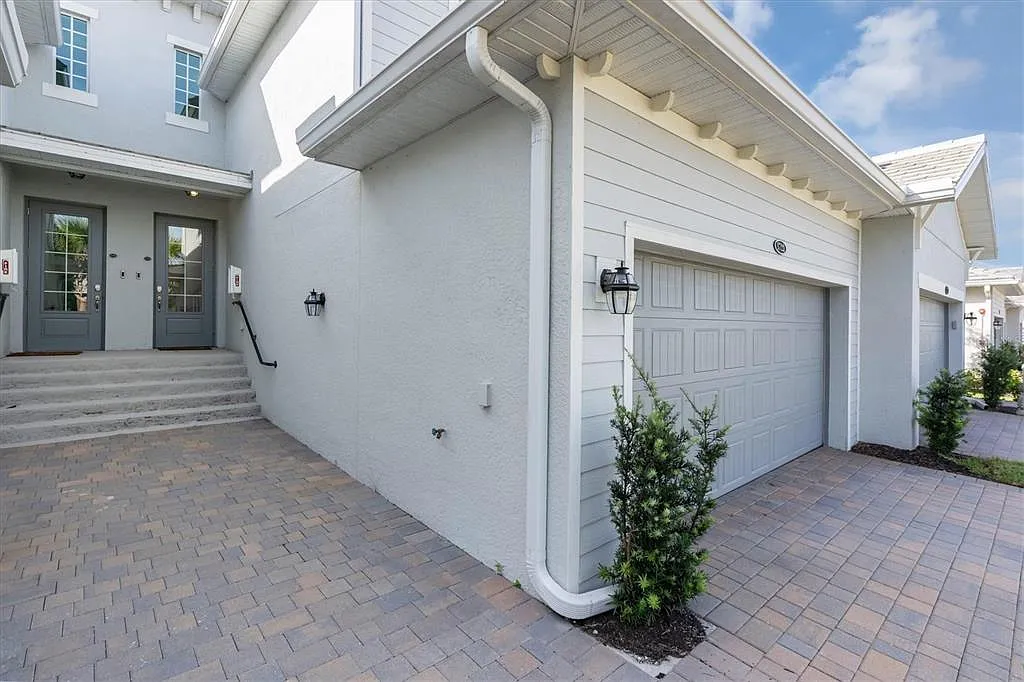 3 bed, 2.0 bath, 2110 sqft, $4,000 — Photo 3