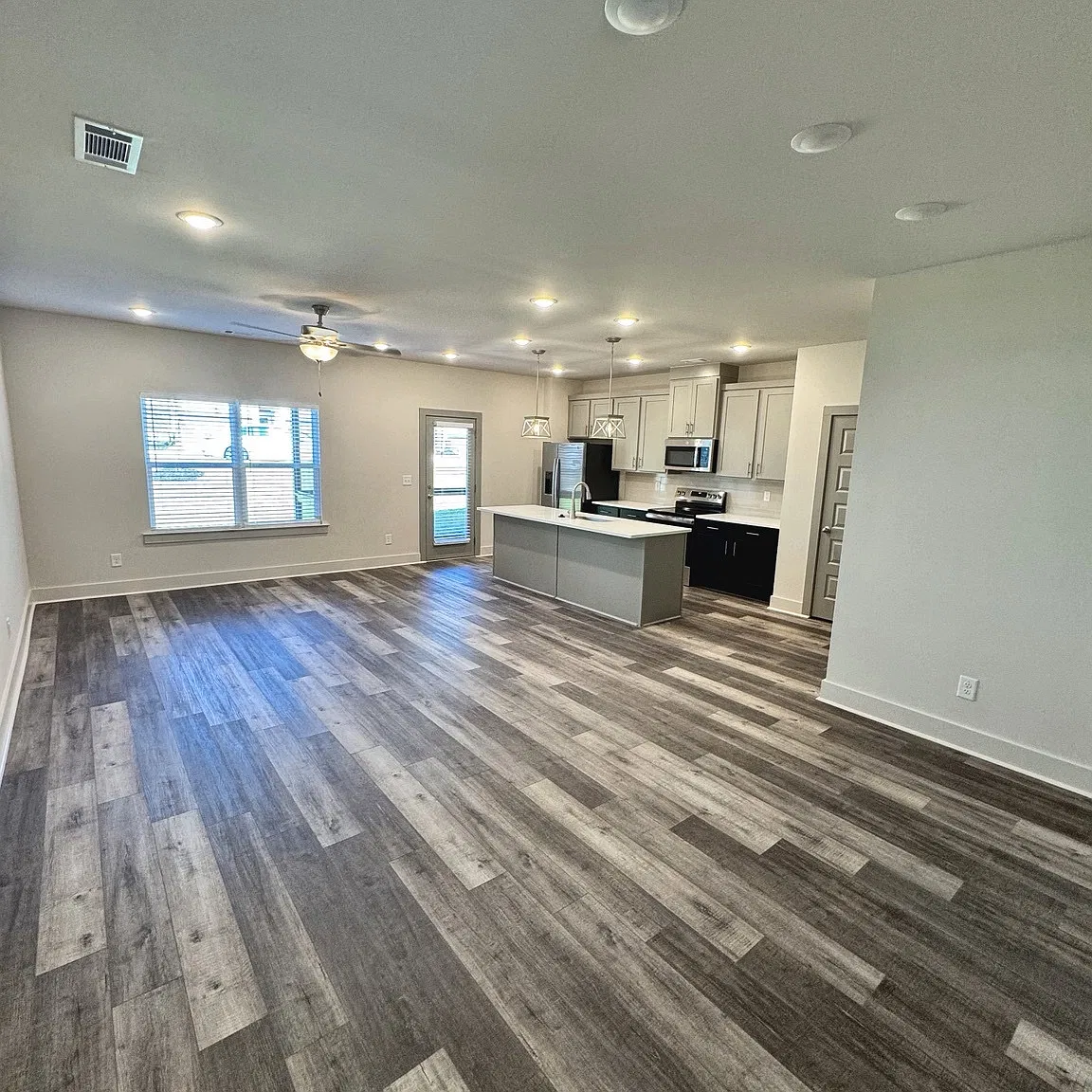 4 bed, 1909 sqft, $2,800 — Photo 2