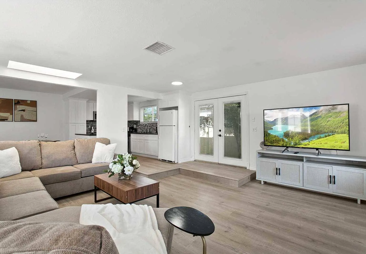 4 bed, 2.5 bath, 2340 sqft, $6,800 — Photo 1