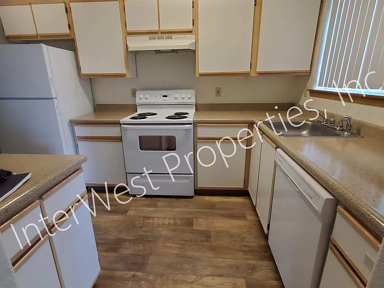 3025 S Troutdale Rd — Photo 5