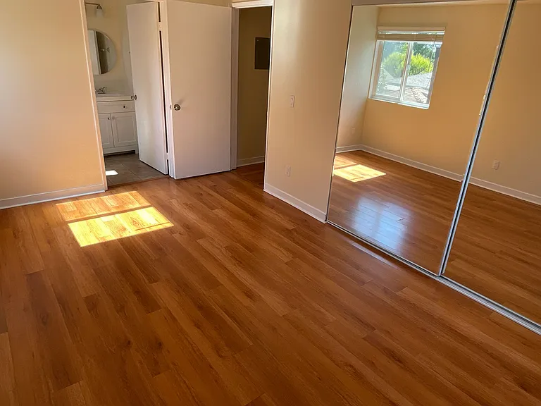 6610 Balboa Blvd #3 — Photo 4