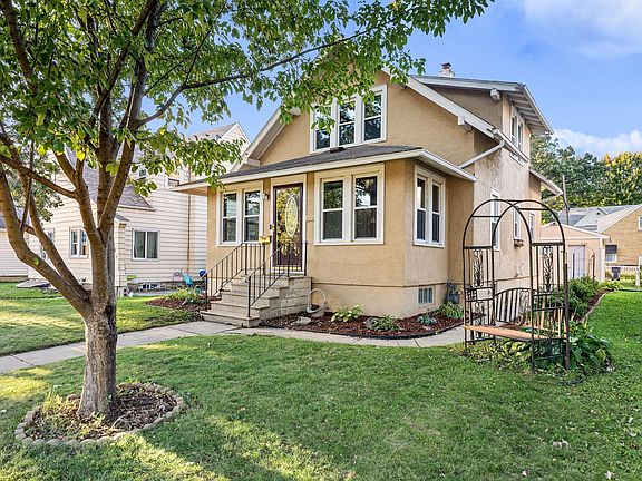 2nd image of 802 8th Ave NW