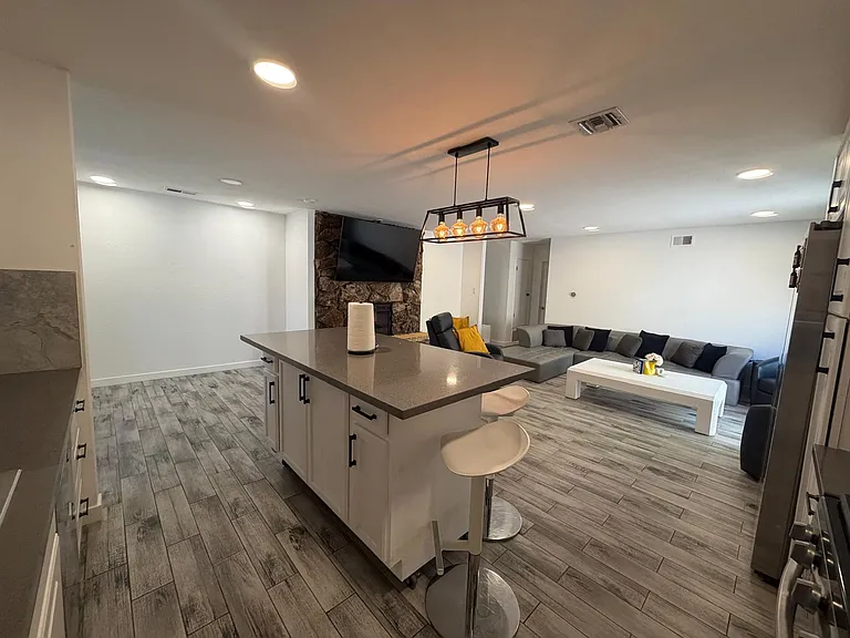 22118 Saticoy St — Photo 11