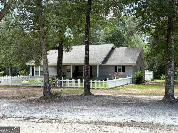 325 Creekview Dr, Hortense, GA 31543