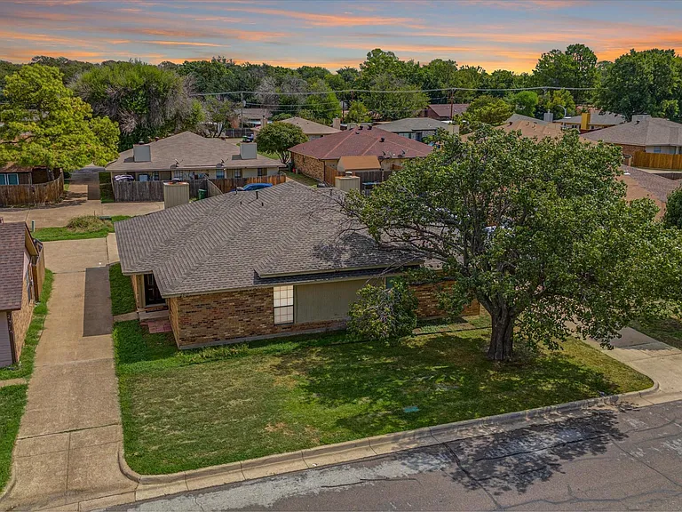 2319 Indigo Ln — Photo 2