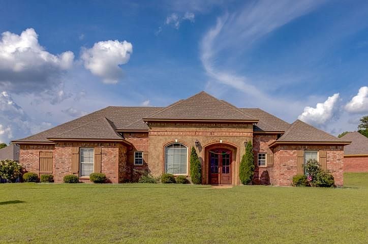 1st image of 208 Olde Trace Dr