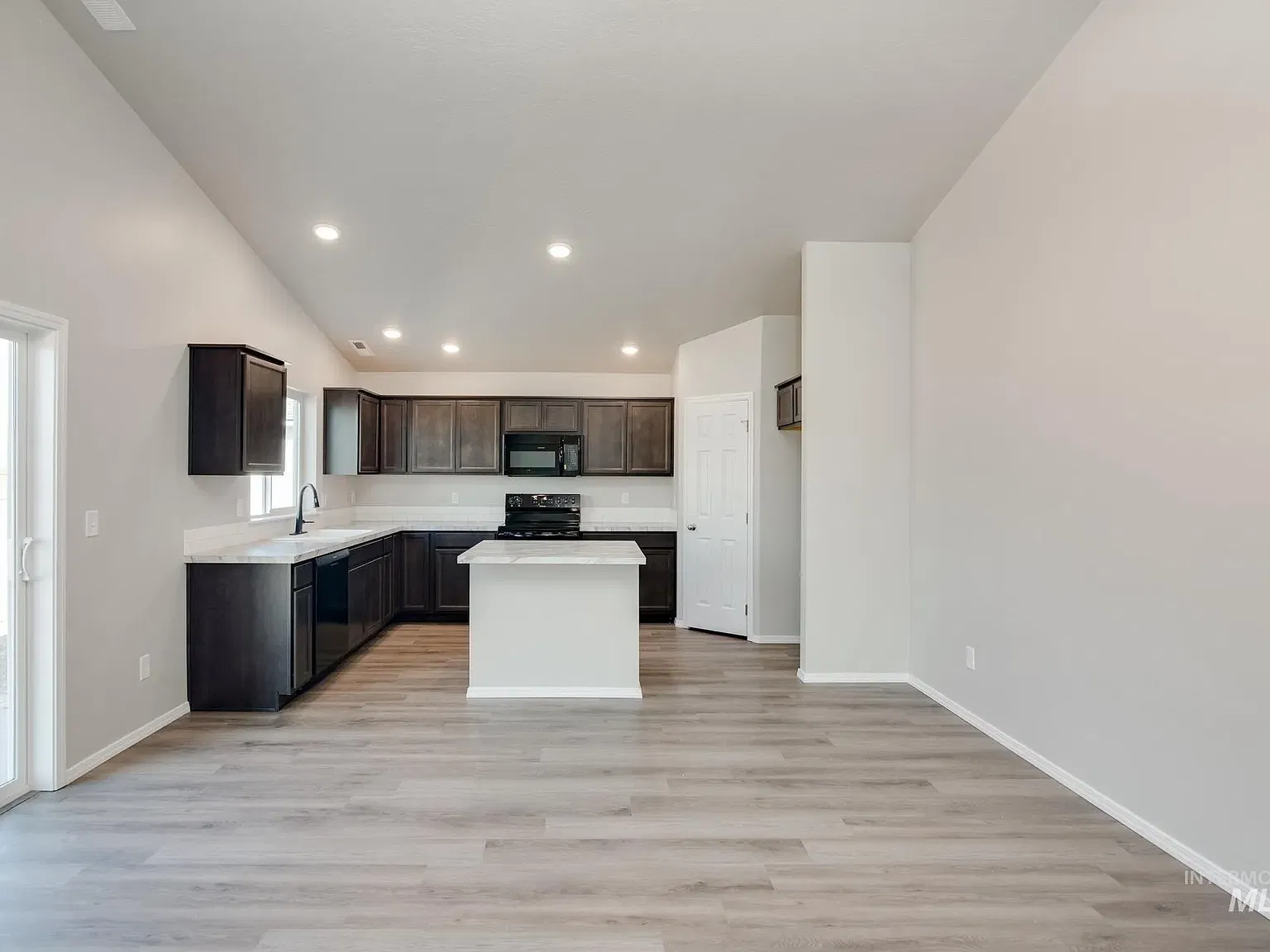 4 bed, 2100 sqft, $2,800 — Photo 3