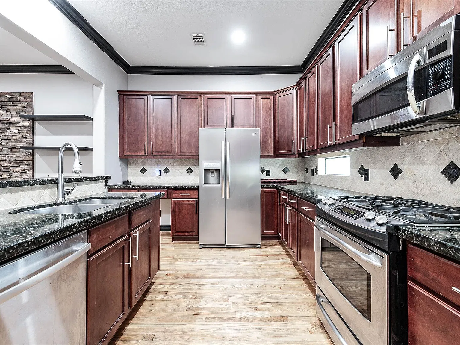 3 bed, 3.5 bath, 2196 sqft, $2,300 — Photo 4
